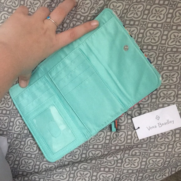 NWT Vera Bradley smartphone wristlet wallet!! - Picture 3 of 3